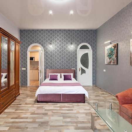 Queens Apartments 1 リヴィウ エクステリア 写真