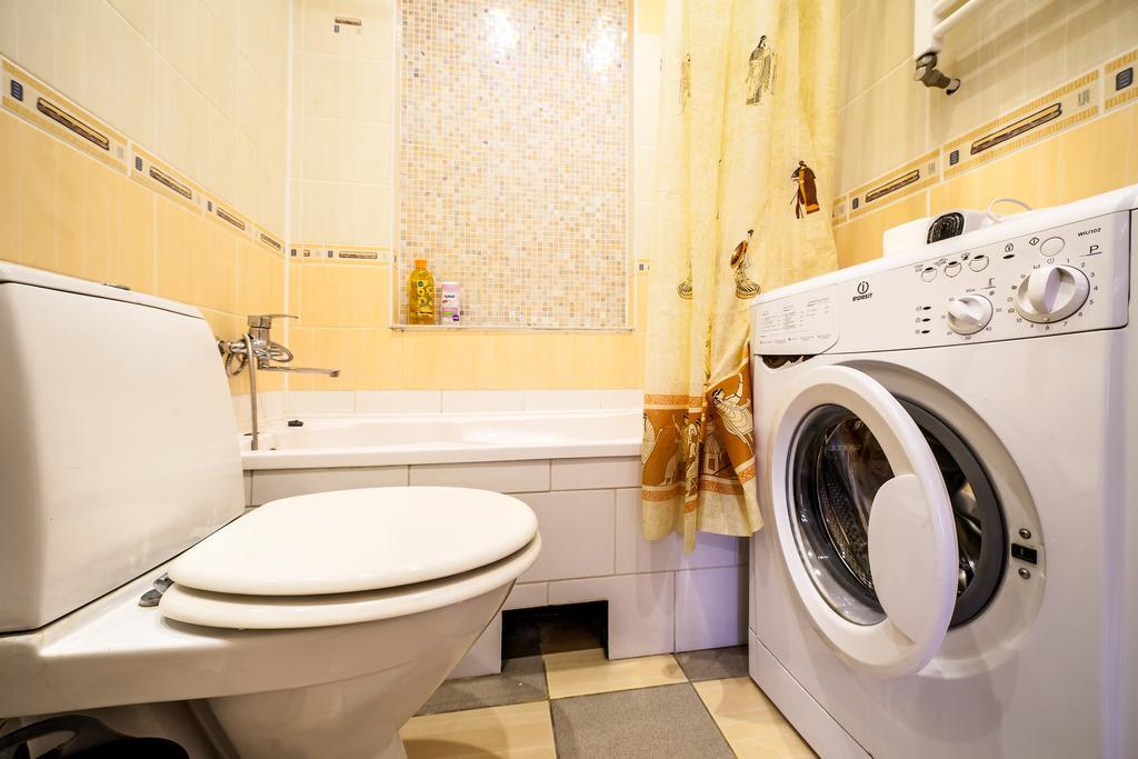 Queens Apartments 1 リヴィウ エクステリア 写真