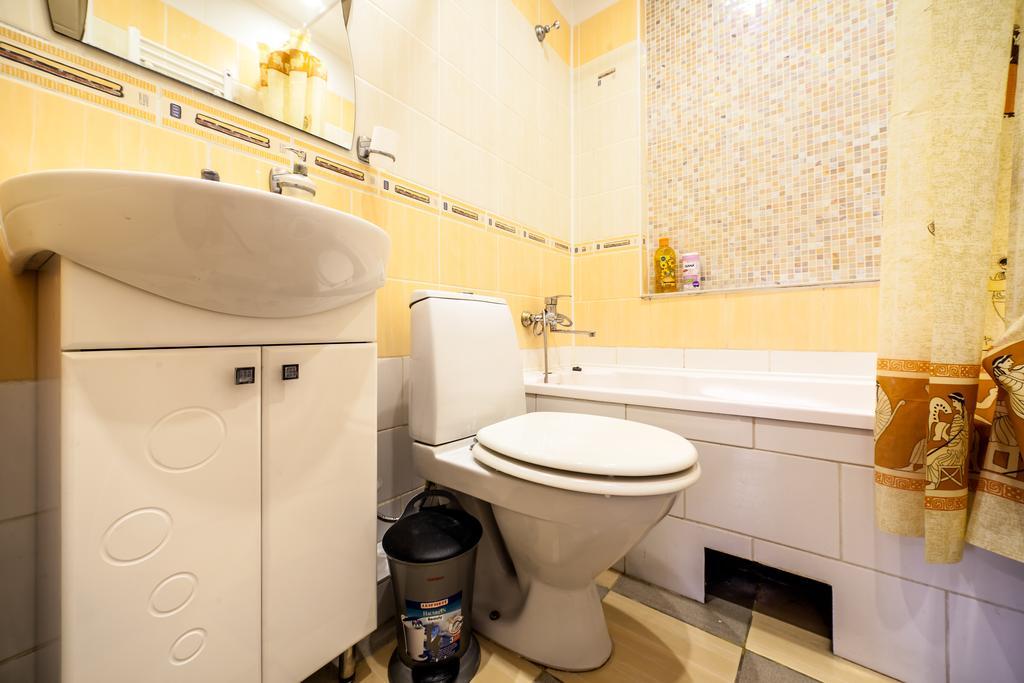 Queens Apartments 1 リヴィウ エクステリア 写真